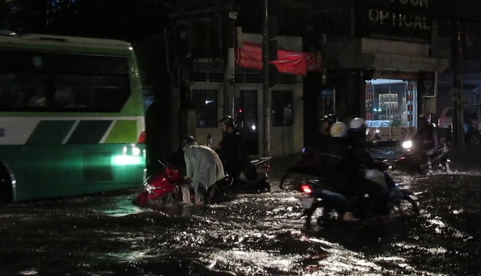 
Đường Huỳnh Tấn Phát (quận 7) ngập đến nửa xe máy
