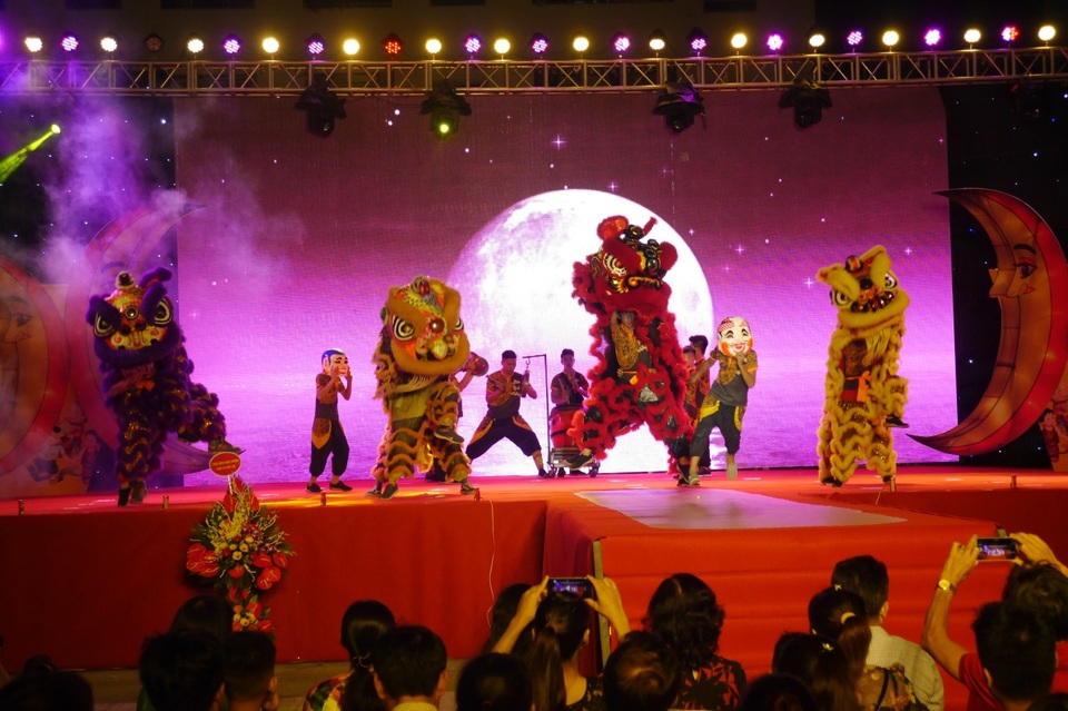 Rộn ràng đêm trung thu cùng thời trang May 10 - 2 Rộn ràng đêm trung thu cùng thời trang May 10 - 2