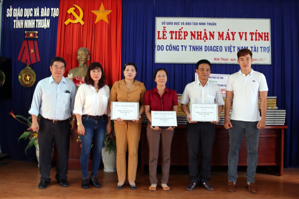 Những “chiếc cầu nối thông tin” cho học sinh nghèo - 2 Đại diện các trường học tại Ninh Thuận nhận phần quà tài trợ từ Diageo Việt Nam. (Ảnh: Hữu Phương)