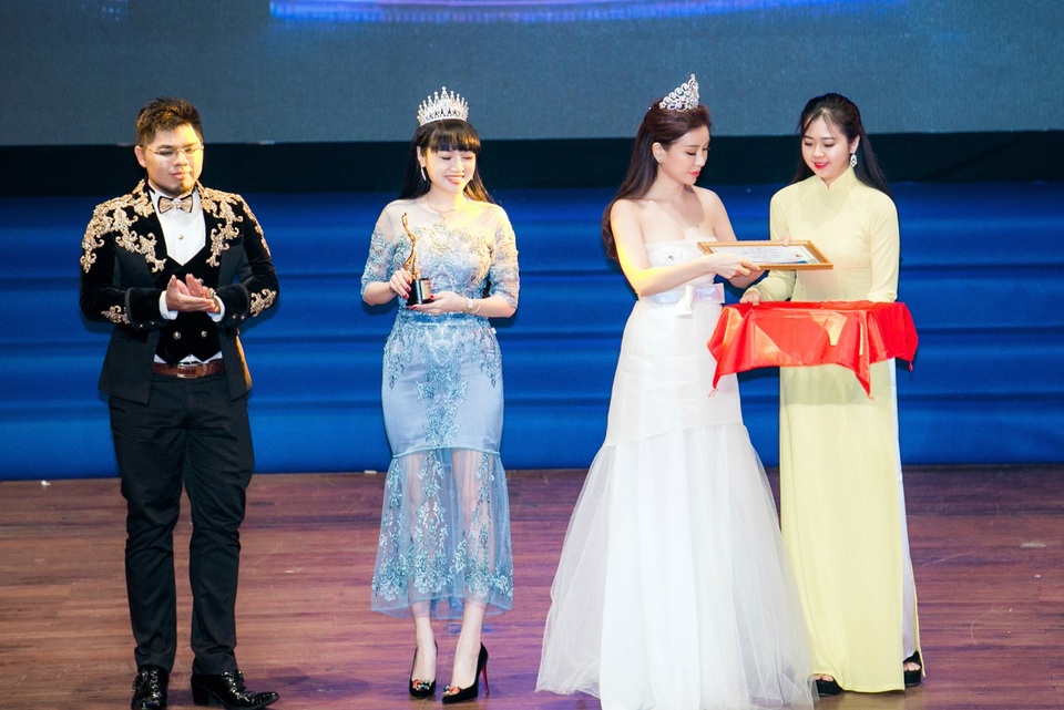 Hoa hậu Lam Cúc trao giải Nữ doanh nhân Sắc- Tâm- Tài - 3 Hoa hậu Lam Cúc trên sân khấu trao giải cho Nữ doanh nhân Sắc- Tâm- Tài năm 2017.