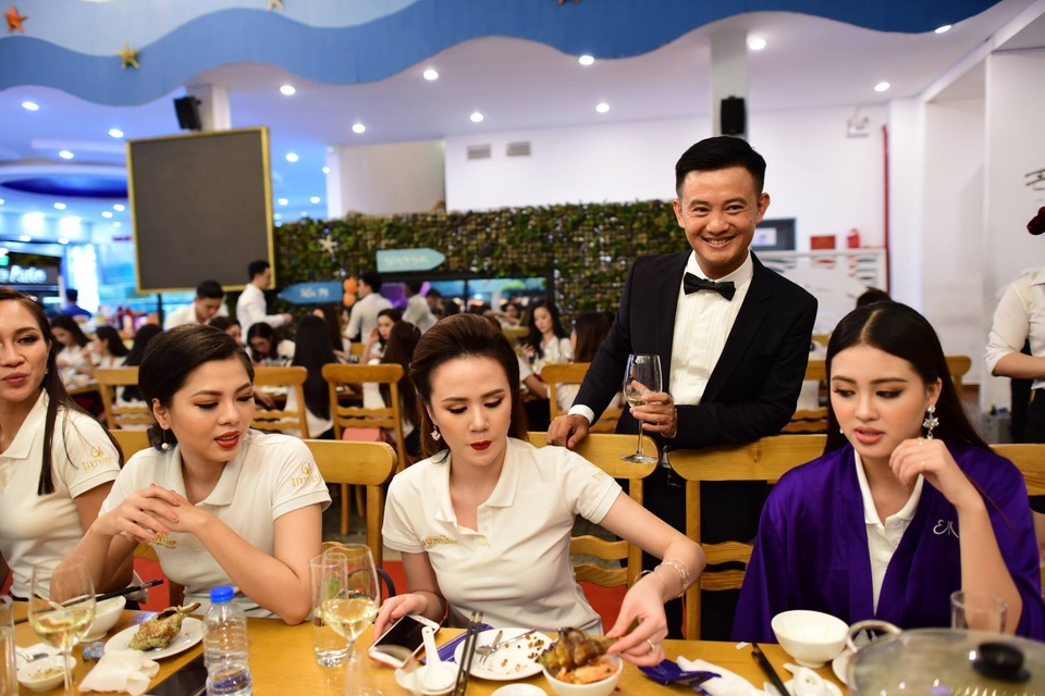 Chủ tịch HĐQT MiGroup Đinh Minh: Chúng tôi muốn tôn vinh cái đẹp - 2 TS. Đinh Minh trong buổi chiêu đãi Top 70 người đẹp “HHHV Việt Nam 2017” tại nhà hàng Nhà hàng Thế Giới Hải Sản Sài Gòn tối 29/09
