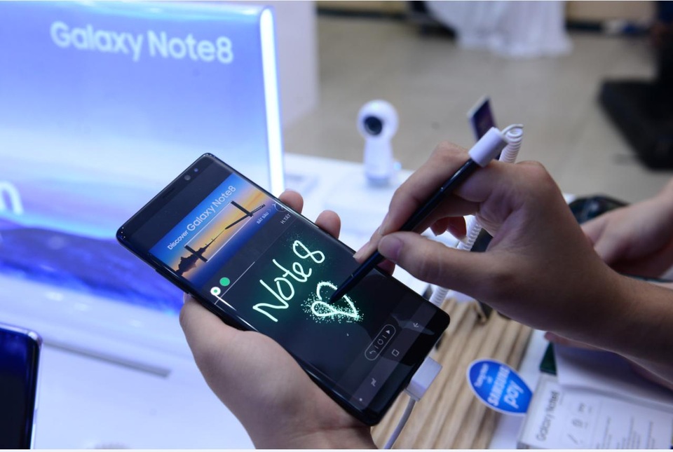 Chuyện chưa kể về những chủ nhân Galaxy Note8 đầu tiên - 2 Cận cảnh khách hàng trải nghiệm tận tay Galaxy Note8