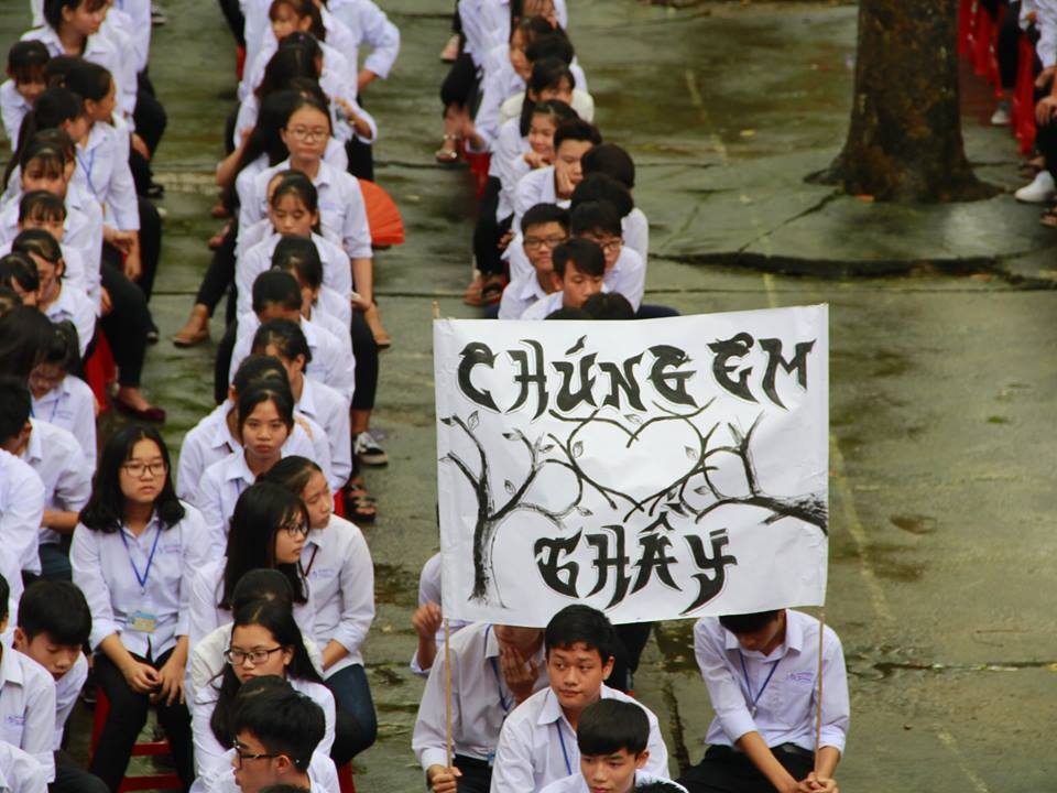 Xúc động hình ảnh nghìn học sinh bịn rịn chia tay thầy Hiệu trưởng - 2 Xúc động hình ảnh nghìn học sinh bịn rịn chia tay thầy Hiệu trưởng - 2