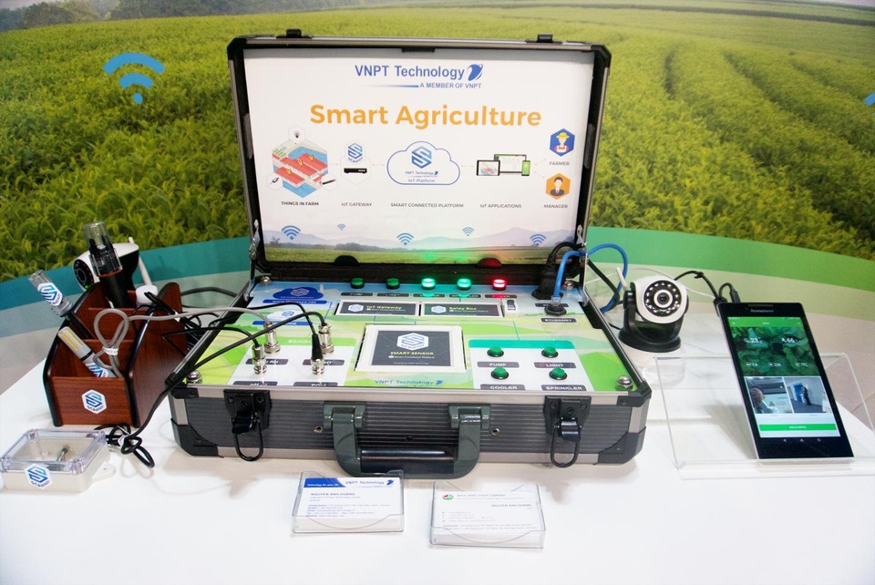 VNPT Technology mang gì đến triển lãm công nghệ IoT hàng đầu thế giới? - 2 Vali IoT cho giải pháp Smart Agriculture của VNPT Technology, mô tả cách vận hành các cảm biến và điều khiển thông qua ứng dụng trên điện thoại