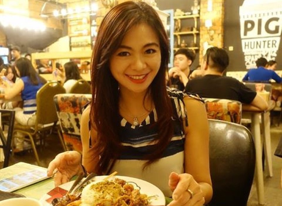 Mẹ 50 tuổi trẻ đẹp như hot girl bị nhầm là bạn gái con trai gây sốt - 2 Mẹ 50 tuổi trẻ đẹp như hot girl bị nhầm là bạn gái con trai gây sốt - 2