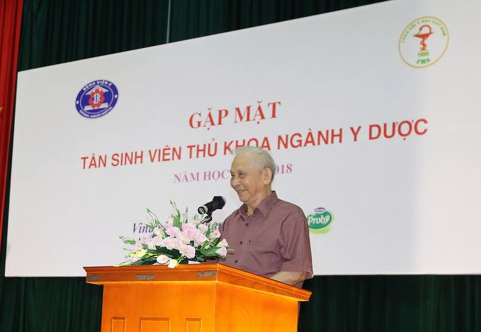 Vinh danh 46 thủ khoa đầu vào ngành Y, dược các tỉnh phía Bắc - 2 GS.TS. Nguyễn Khánh Trạch dặn dò tân sinh viên giữ vững ý chí quyết tâm theo đuổi ngành nghề đã chọn.