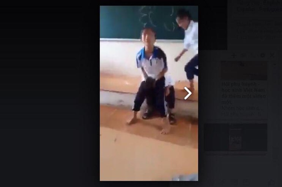 
Nạn nhân bị “cưỡi cổ”, giật tóc, đấm đá túi bụi…
