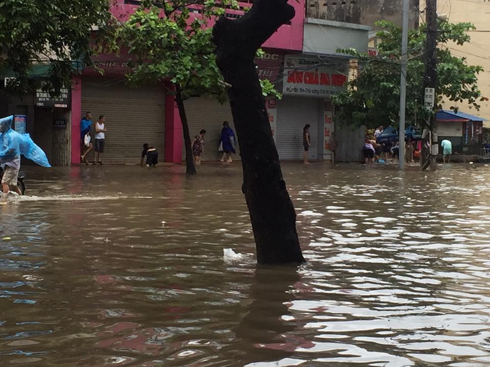 Ngập nặng trên phố Trần Hưng Đạo, T.P Nam Định