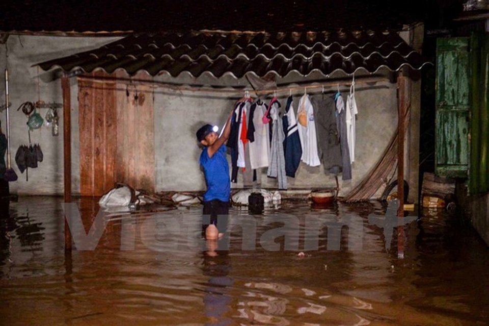 Chủ tịch Hà Nội trực tiếp chỉ đạo giữa đêm vì mưa lũ bất thường - 3 Nhiều khu vực dân cư sinh sống nước đã ngập sâu, có nơi ngập hơn 1 mét. (Ảnh: PV/Vietnam+)