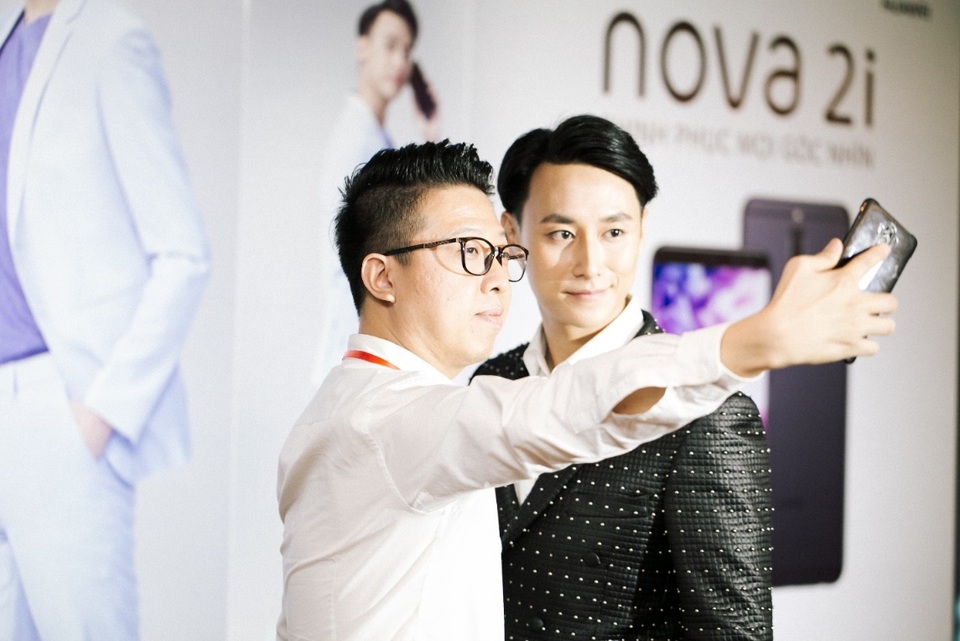 4 thế mạnh của Huawei nova 2i trong phân khúc tầm trung - 2 Đại sứ hình ảnh Rocker Nguyễn trải nghiệm nova 2i