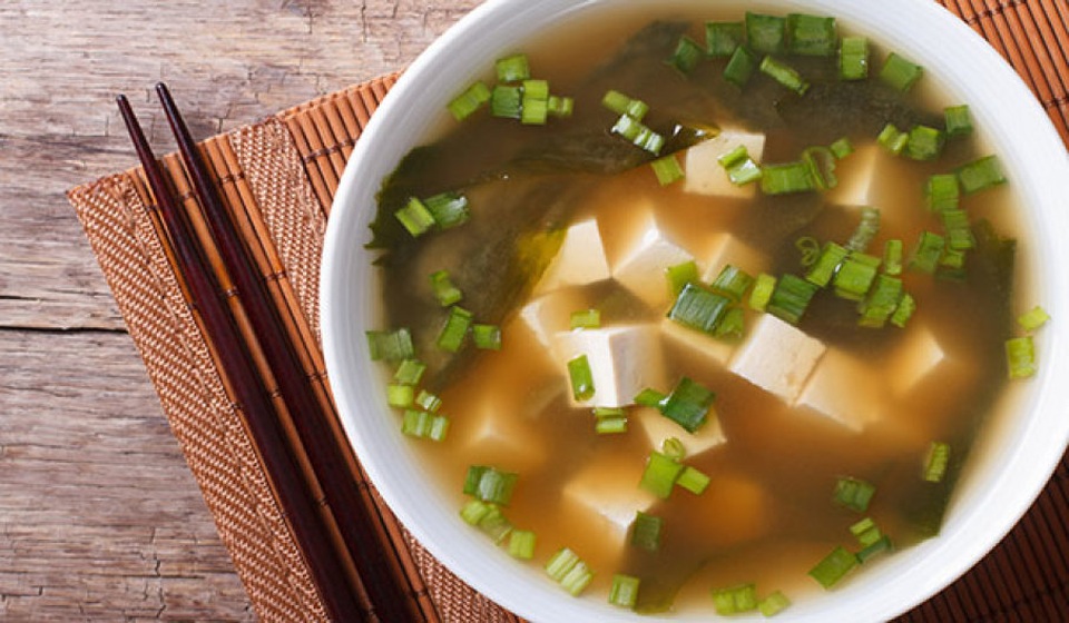 Khám phá hành trình phổ biến vị umami trên thế giới - 2 Súp dashi nấu đậu hũ là món ăn giúp vị umami được tìm ra.