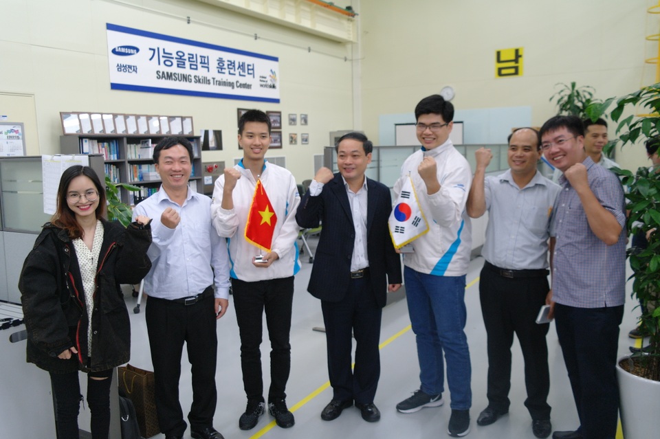Doanh nghiệp tuyển dụng chỉ đánh giá bằng cấp chiếm 25% - 2 Hai thí sinh tham gia khóa huấn luyện của Samsung thể hiện sự quyết tâm khi đến với cuộc thi