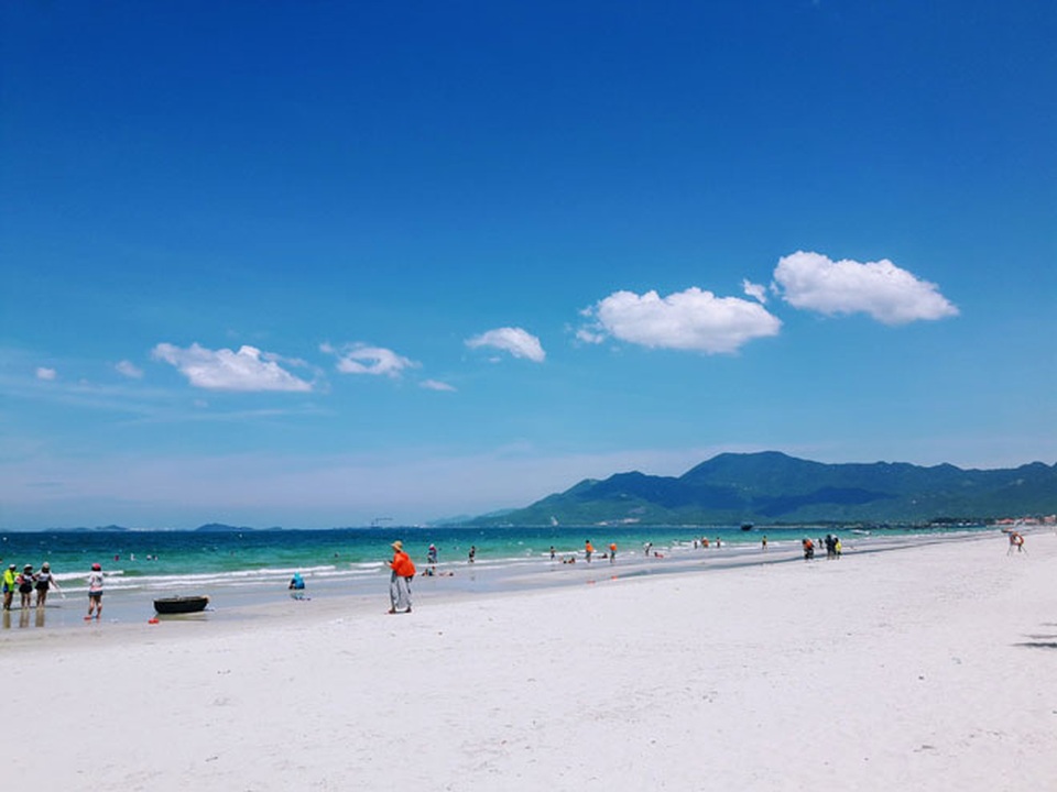 Ở Nha Trang có một bãi biển đẹp "thần sầu", chẳng kém gì Hawai - 1 Dốc Lết có bãi cái trắng tinh dài và rộng