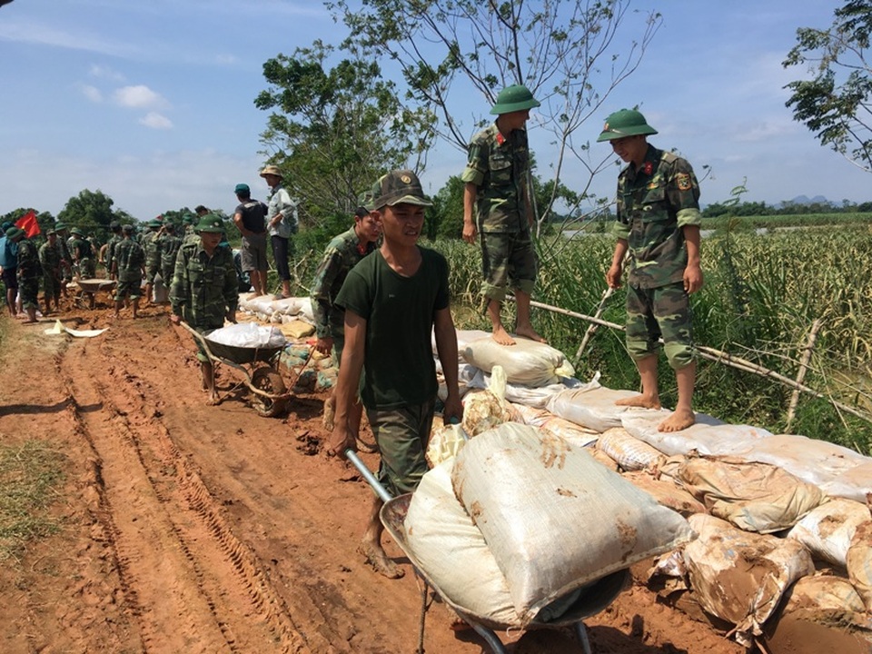 Vật lộn trong lũ chèn đá hộc, đóng cọc gia cố chân đê - 12 Vật lộn trong lũ chèn đá hộc, đóng cọc gia cố chân đê - 12