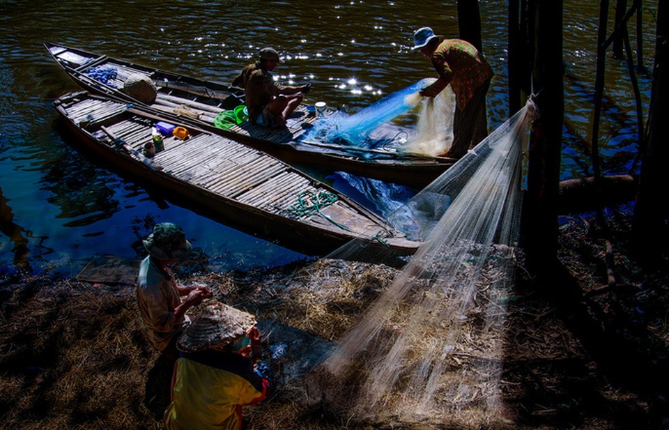 Những hình ảnh tuyệt đẹp về mưu sinh mùa nước nổi ở miền Tây - 3 Những hình ảnh tuyệt đẹp về mưu sinh mùa nước nổi ở miền Tây - 3
