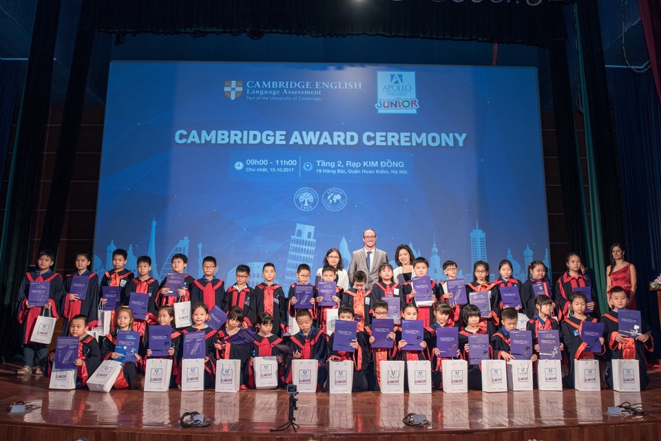 Ấn tượng lời phát biểu truyền động lực của cậu học trò 12 tuổi - 2
Cùng với Thiện, học viên các cấp độ Starters, Movers, Flyers hân hoan đón nhận những viên gạch đầu tiên trên lộ trình chinh phục ước mơ của mình.