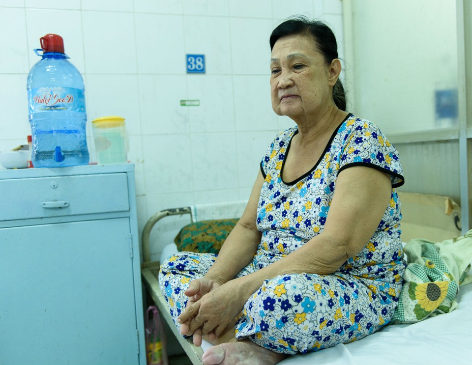 Cựu diễn viên cải lương lại vay nóng 3,5 triệu đồng để nhập viện vì đột quỵ - 1 Diễn viên Hoa Mỹ Hạnh lại lâm cảnh không tiền đóng viện phí