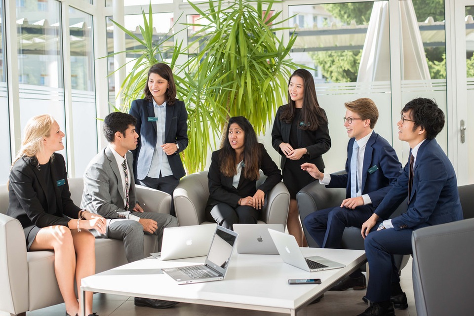Học viện Glion tại Thụy Sỹ & Vương quốc Anh: Phát triển toàn diện kỹ năng Quản lý Khách Sạn trong môi trường chuẩn 5* - 2
Sinh viên Học viện Glion trao đổi sau giờ học