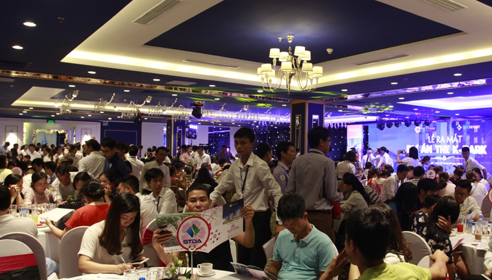 The K – Park tăng nhiệt - Chính thức ra hàng tòa K3 - 2 Hàng trăm khách hàng trẻ chờ đợi The K – Park ra hàng tòa K3