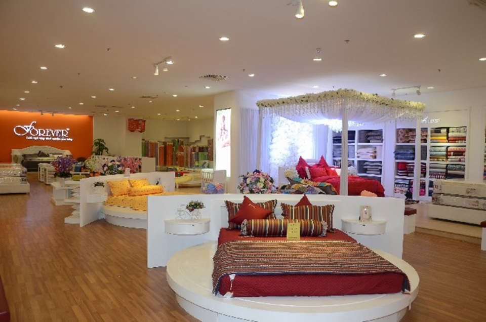 Chất lượng sống ngày một nâng cao. Không gian sống, đặc biệt là thiết kế phòng ngủ đã có nhiều sáng tạo thích ứng, mang lại cảm hứng, tái tạo năng lượng, sức khỏe cho con người. Cách bài trí trong không gian phòng ngủ thể hiện gu thẩm mỹ của mỗi người, một bình hoa, chiếc đèn ngủ hay bức tranh treo tường, cũng tạo nên nét duyên, độc đáo. Tuy nhiên, một chiếc giường đẹp với bộ chăn ga hợp thời trang mới thực sự là điểm nhấn chính, tạo phong cách... Vì thế, ngoài yếu tố chất liệu cao cấp, các sản phẩm chăn ga còn thể hiện sự sang trọng quý phái qua màu sắc họa tiết hoa văn. Nhà thiết kế của Hoàng Hải thường rất am hiểu về phong thủy, tính cách, sở thích của khách hàng.