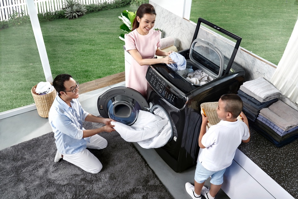 Hoa hậu Thuỳ Lâm: "Tôi tận hưởng việc mặc đẹp mỗi ngày" - 2 Là một fan trung thành của dòng máy giặt Samsung, chồng Thuỳ Lâm không ngần ngại tậu ngay cho vợ máy giặt FlexWash khi vừa ra mắt