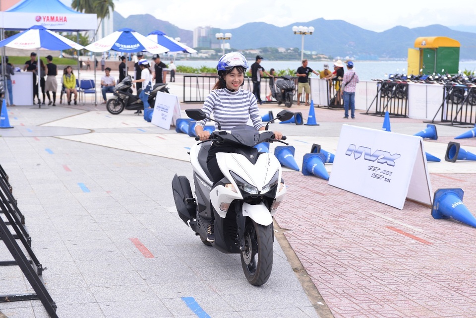 Yamaha NVX - Màu mới, quà tặng mới - 2
Nhiều khách hàng nữ có mặt tại sự kiện cũng tỏ ra thích thú với mẫu siêu xe tay ga thể thao này
