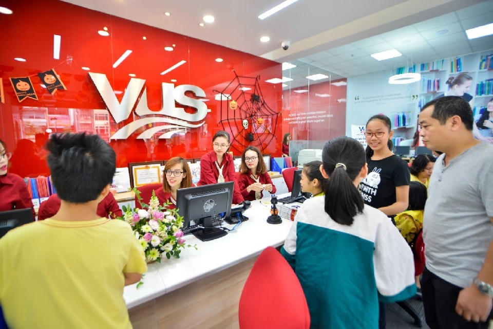 Anh Văn Hội Việt Mỹ VUS Hà Nội tổ chức kỳ thi thử Cambridge! - 2
Nhân viên Anh Văn Hội Việt Mỹ tận tình đón tiếp phụ huynh học sinh và các bé.