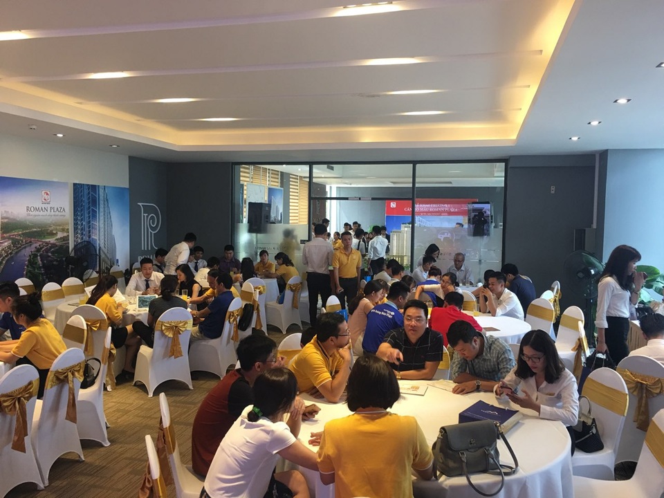 Có 2 tỷ trong tay, dự án nào đáng "đồng tiền bát gạo" tại Hà Đông? - 2 Dự án Roman Plaza thu hút một lượng lớn khách hàng quan tâm trong các đợt mở bán. Hotline 0942 68 9191