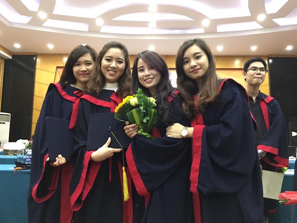 Học viện Tài chính tuyển sinh khóa 10 Thạc sỹ Tài chính Doanh nghiệp và Kiểm soát Quản trị - 2 Các tân Thạc sỹ vui vẻ trong ngày Lễ tốt nghiệp và trao bằng.