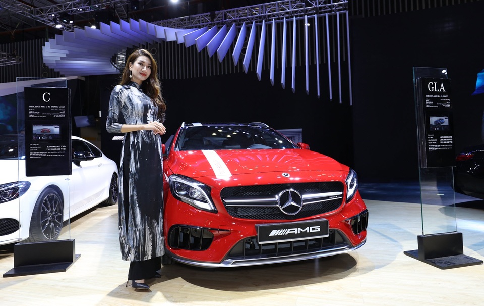 Mercedes-Benz Việt Nam nổi bật tại VIMS 2017 với dàn xe thể thao - 2 Mercedes-AMG GLA 45 4MATIC vẫn rất tiện nghi dù có thiên hướng thể thao
