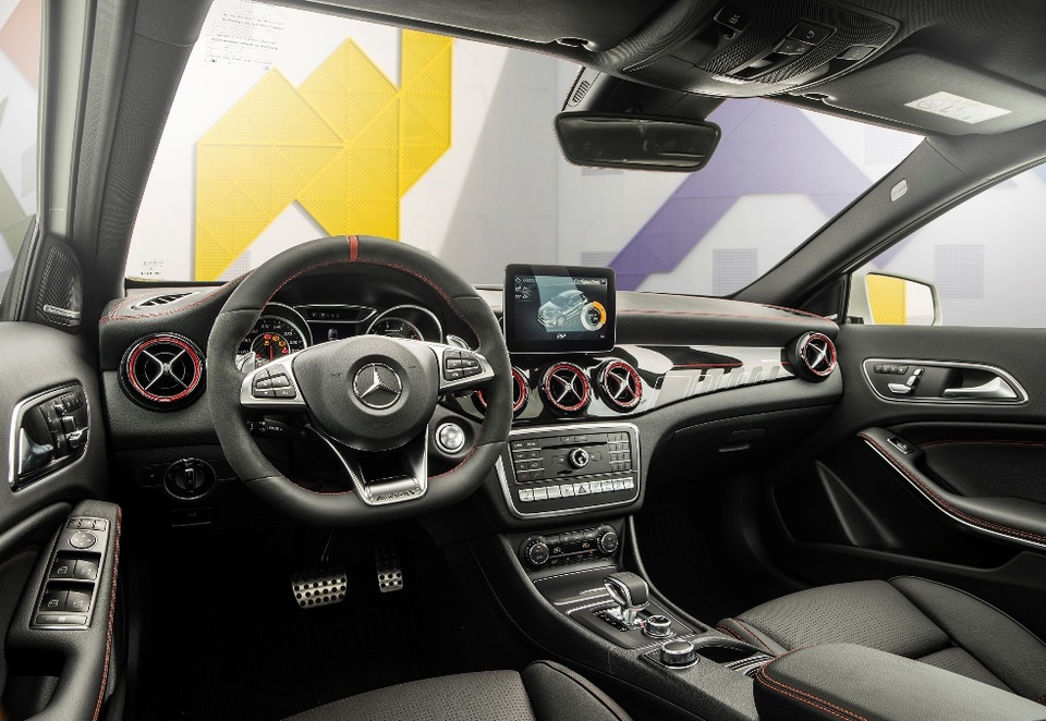 JVevermind “lạ lẫm” bên mẫu xe Mercedes-AMG - 2 Được biết, Mercedes-AMG GLA 45 4MATIC sở hữu động cơ 4 xi-lanh với công suất lên đến 381 mã lực, giúp xe tăng tốc 0–100km/h chỉ trong 4,4 giây.