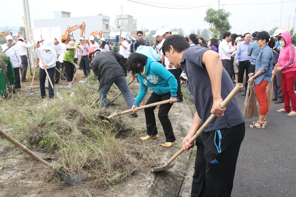 Chủ tịch Đà Nẵng cùng gần 3.000 người tổng vệ sinh môi trường đón APEC - 4
Người dân dọn vệ sinh môi trường (Ảnh: Khánh Hồng)