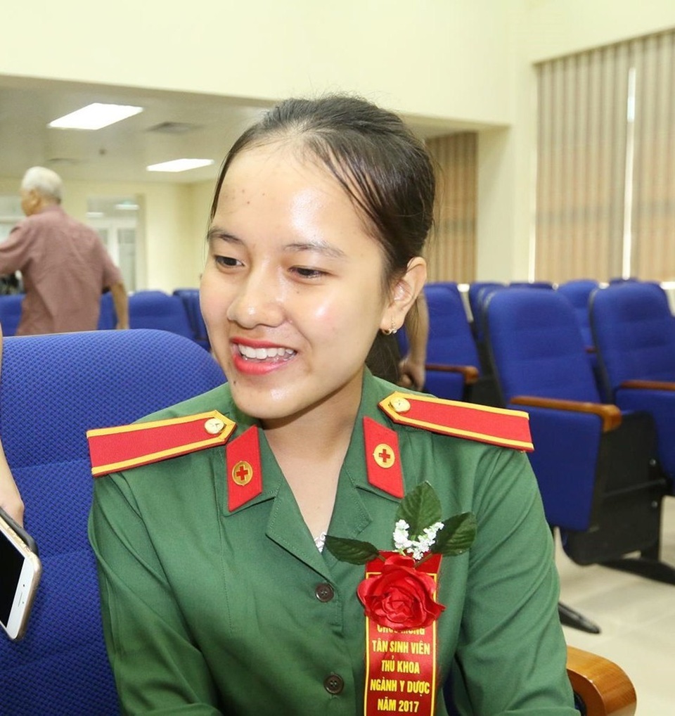 Nữ thủ khoa xinh đẹp mê áo blouse trắng và kỷ luật “thép” - 2
Thu Hoài chia sẻ với PV về chặng đường hiện thực ước mơ.