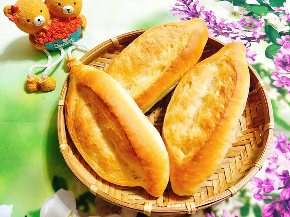 Tự làm bánh mì tươi đơn giản, thơm phức ngon hơn ngoài hàng - 2
Bánh mì tươi thơm phức, nóng hổi lại an toàn