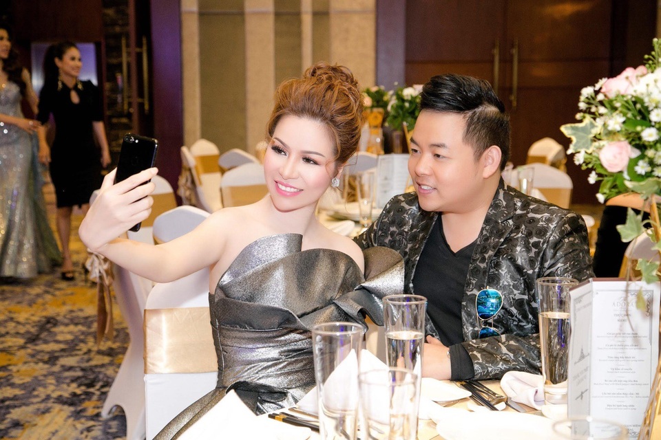 Ca sĩ Quang Lê hộ tống Hoa hậu Bùi Thị Hà đi dự sự kiện - 2 Cặp đôi rất thân mật, thoải mái ghi lại những cử chỉ đáng yêu trên bàn tiệc.