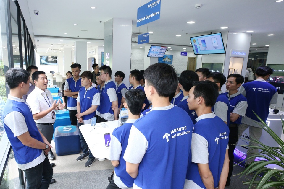 Trưởng thành từ trường nghề - Có đam mê sẽ thành công - 2 “Học đi đôi với hành” giúp học viên nhanh chóng trở nên thành thạo kỹ năng. Hiệu quả đào tạo gia tăng hứa hẹn một lực lượng lao động chất lượng cao.