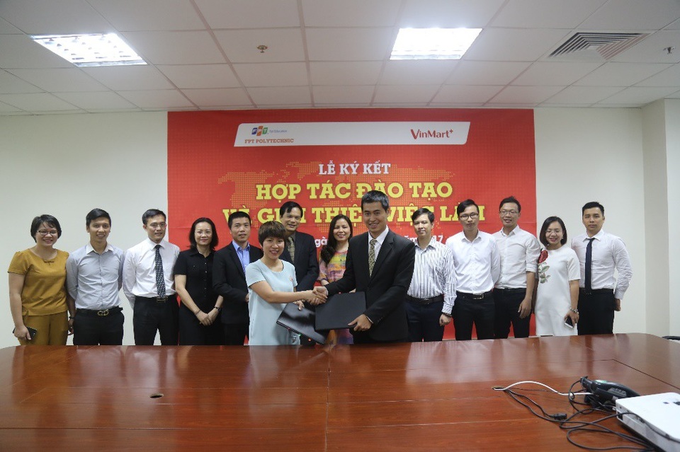 Cao đẳng thực hành FPT Polytechnic ký kết thỏa thuận hợp tác về đào tạo với VinMart+ - 2
Buổi lễ ký kết đã thống nhất nhiều điều khoản quan trọng trong hợp tác đào tạo và cung ứng nguồn nhân lực giữa Cao đẳng thực hành FPT Polytechnic và Công ty cổ phần dịch vụ thương mại tổng hợp Vincomerce thuộc Tập đoàn Vingroup.