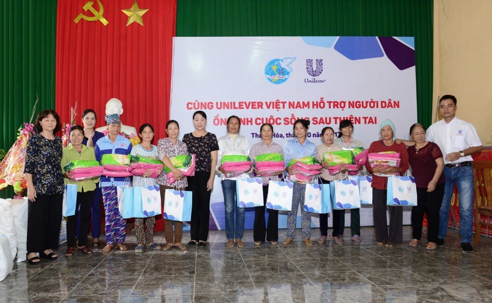 Dấu ấn đẹp của một doanh nghiệp hướng đến cộng đồng - 2 Đại diện Công ty Unilever Việt Nam - Hội Liên hiệp Phụ nữ Việt Nam trao quà cho người dân Thanh Hóa