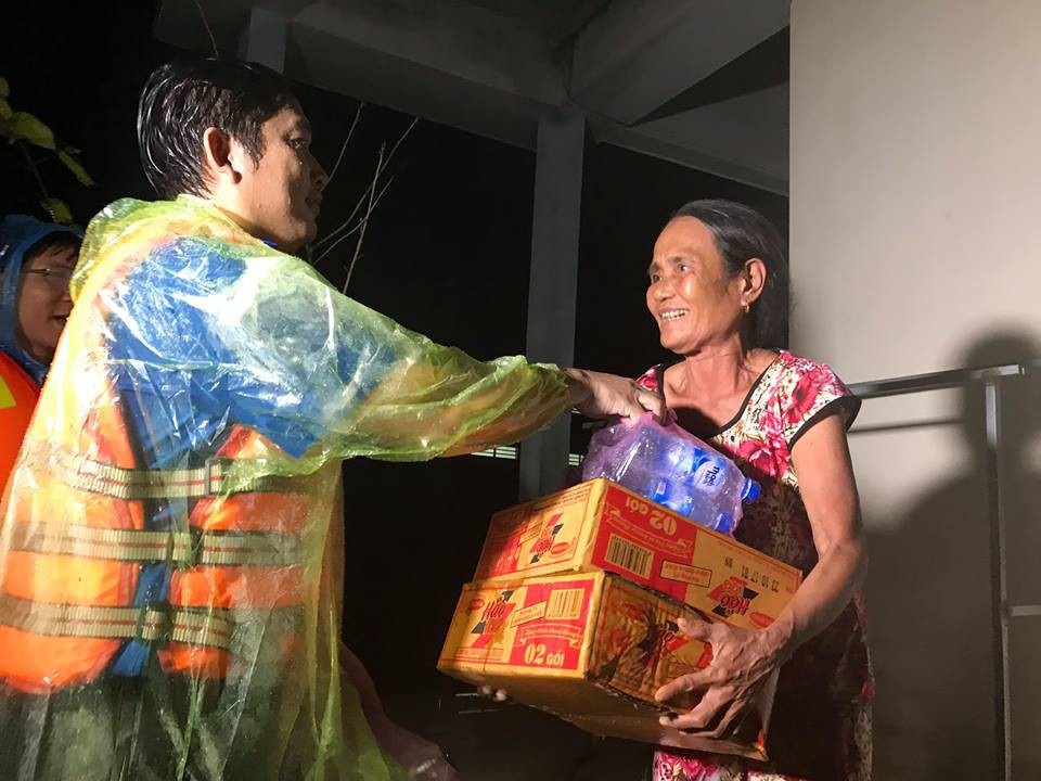 Nước lũ vẫn dâng cao hàng mét, nhiều nơi bị cô lập - 9 Dùng ghe vận chuyển mì tôm, nước uống vào thôn Điền An, trao tận tay dân.