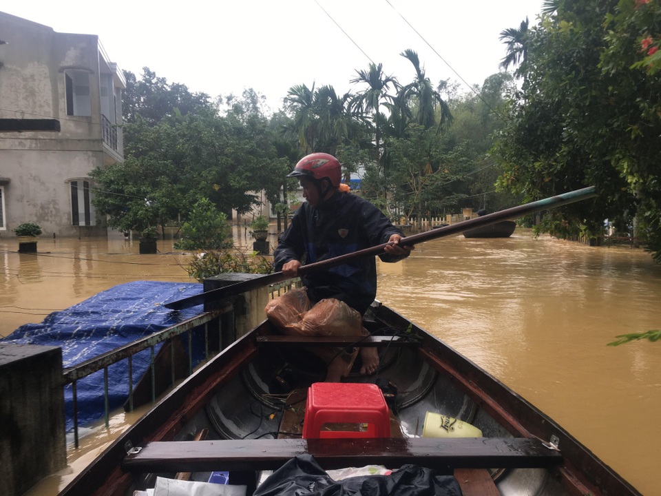 Người dân phải di chuyển bằng thuyền