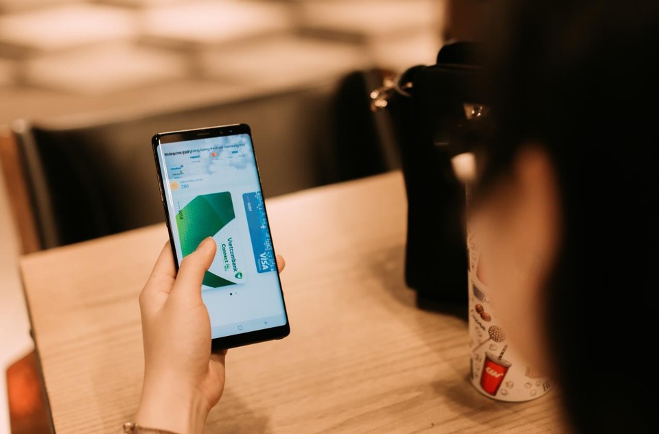 Thanh toán di động - Phương thức thanh toán của tương lai - 2 Nay với Samsung Pay, tất cả thẻ của bạn sẽ “nằm gọn gàng” ngay trên chiếc điện thoại, giúp bạn xóa tan sự bất tiện khi phải mang nhiều thẻ bên người. Ứng dụng Samsung Pay cho phép người dùng nhập và sử dụng đến 10 thẻ ngân hàng khác nhau trên cùng một thiết bị, giải quyết hoàn toàn thử thách “giảm cân cho túi – giảm dày cho ví” của người dùng mỗi khi phải ra đường.