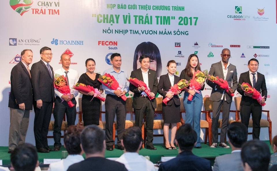 Đại diện Công ty Le Nom Việt Nam cùng các nhà tài trợ chính nhận hoa cám ơn từ các đơn vị tổ chức