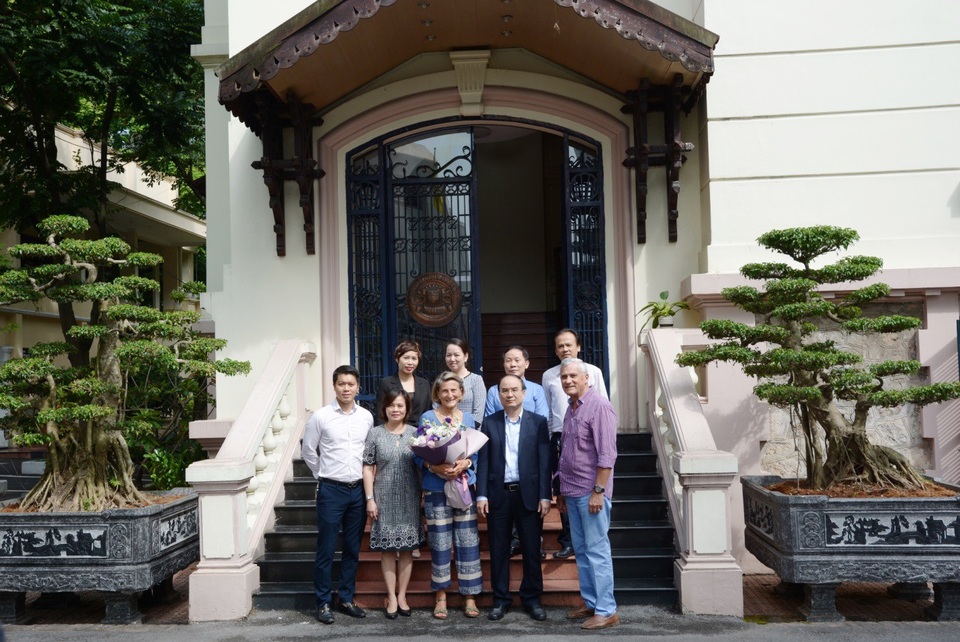 Giá trị lịch sử thương hiệu Bia Hà Nội qua câu chuyện của gia đình Hommel - 2 Ban lãnh đạo Tổng Công ty Habeco cùng chụp ảnh lưu niệm với gia đình ông Hommel tại Tòa nhà điều hành