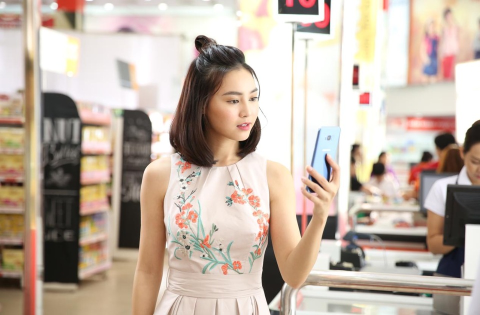 Sao Việt chỉ điểm bí quyết thanh toán khiến người khác "đứng hình" - 2 Không cần phải đau đầu nhớ mã số CVV hay vất vả giữ hàng tá thẻ trong ví, Ninh Dương Lan Ngọc chỉ cần dùng bảo mật sinh trắc học (vân tay – mống mắt) để xác thực, còn lại Samsung Pay với nền tảng KNOX đã bảo đảm mọi sự an toàn cho thanh toán của cô nàng.