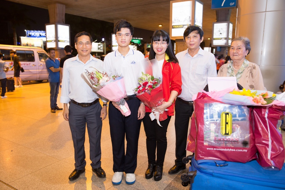 Dược Nhất Nhất trao thưởng cho kỳ thủ Nguyễn Anh Khôi - 2 Nguyễn Anh Khôi trở về từ Hy Lạp mang theo 2 tấm HCV cho thể thao nước nhà.