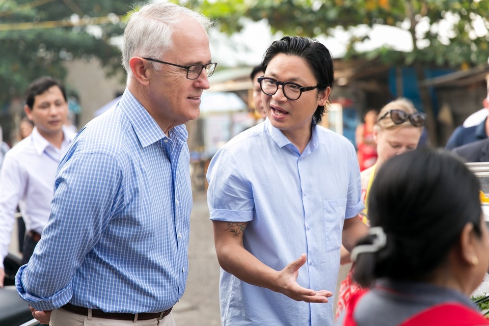 Thủ tướng Úc lần đầu thưởng thức bánh mì ở Đà Nẵng - 1
Thủ tướng Turnbull nói “Người Úc ăn món ăn Việt Nam hàng ngày, và đây chính là một trong những đóng góp tích cực của gần 300.000 người Việt định cư ở Úc. Tuy nhiên, đây là lần đầu tiên tôi thưởng thức bánh mì! Tôi thực sự yêu thích vị tươi mới trong các món ăn Việt Nam.”