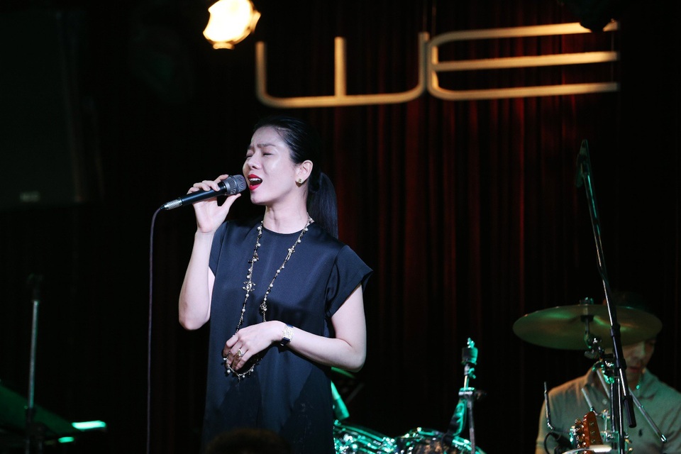Thu Phương, Cẩm Vân, Lệ Quyên miệt mài tập luyện cùng nhạc sĩ Hoài Sa - 2
Ca sĩ Lệ Quyên tập luyện cho chương trình