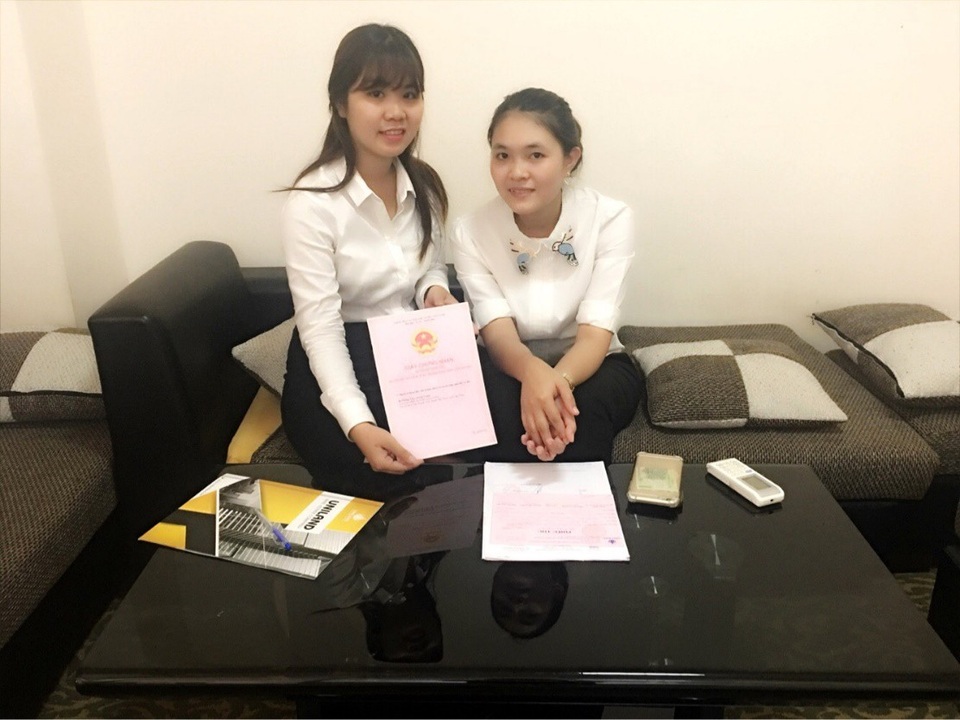 Sổ đỏ trao tay cho hơn 80 khách hàng dự án The Unicity - 2
Uniland trao sổ đỏ tận nhà cho khách hàng
