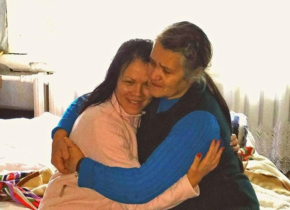 Đoàn tụ với con gái sau 39 năm nuôi nhầm con người khác - 2 Mừng mừng tủi tủi ôm lấy mẹ