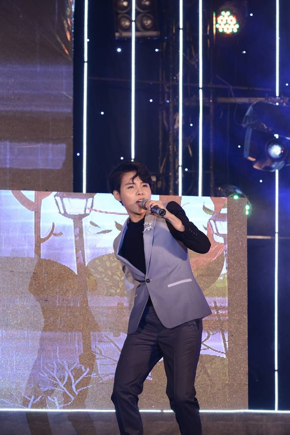 Học sinh, sinh viên "cháy" hết mình trong đêm nhạc của MobiFone tại ĐHQG HCM - 2 Học sinh, sinh viên "cháy" hết mình trong đêm nhạc của MobiFone tại ĐHQG HCM - 2